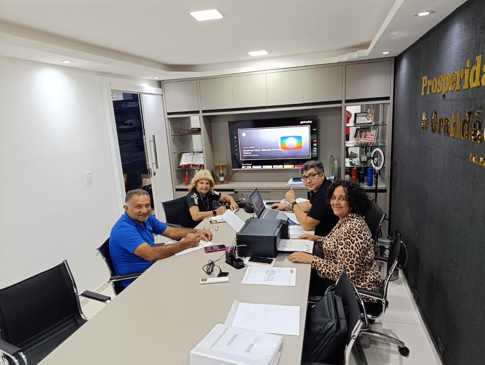 Equipe Global InventCred em reunião com clientes